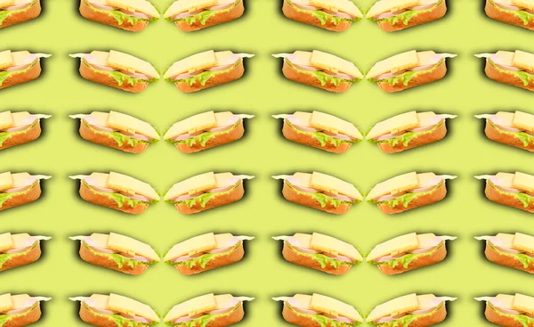 夹香肠 奶酪和沙拉在绿色背景上的三明治图案 杂货店背景 印刷品 复制空间 — 图库照片