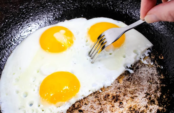 Gefrituurde Eieren Een Koekenpan Die Hand Met Een Vork Oppakt Stockfoto