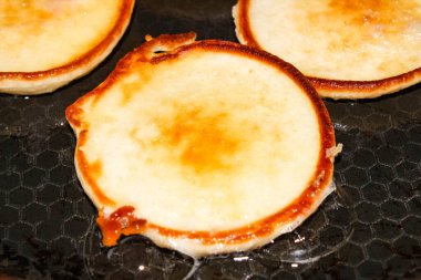 Krepler kızartma tavasında yağda kızartılır. Seçici atış.