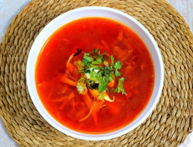 Sıcak, taze borş, pancar çorbası, otlu, etli, tabakta. Üst görünüm.