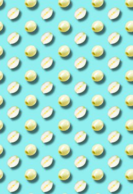 Mavi arka planda taze soğanlı dikey desen. Sebze şablonu.