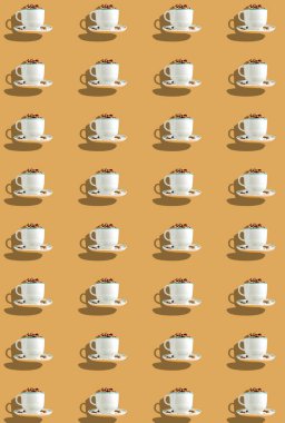 Dikey kahve kalıbı. Kahve çekirdekleri ile dolu bir fincan. Şablonlar, baskılar.