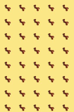 Hafif arka planda birkaç kavrulmuş kahve çekirdeği ile dikey desen. Kahve şablonu. İzler, desenler.