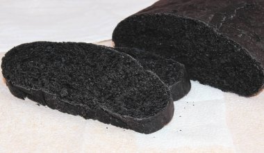 Aktif karbonla dilimlenmiş sağlıklı siyah ekmek. Yakın çekim, seçici çekim.