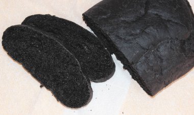 Aktif karbonla dilimlenmiş sağlıklı siyah ekmek. Üst görünüm, seçici çekim.