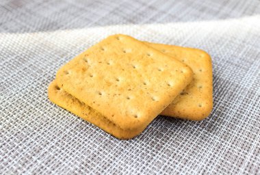 Masanın üzerinde diyet çıtır krakerler var. Doğal ışık.