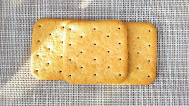 Masanın üzerinde leziz çıtır krakerler var. Doğal ışık. Yatay çerçeve.