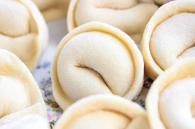 Çiğ Rus hamur köftesi ve yakın plan et. Geleneksel mutfak. Seçici atış.