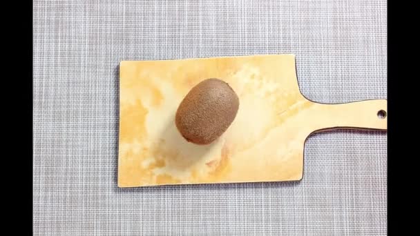 Stop Motion Animation Die Kiwi Auf Ein Schneidbrett Schneiden Und — Stockvideo