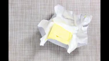 Hareket videosunu durdur. Kesilmiş tereyağı, leylak yağı kabına aktarılır. Üst görünüm