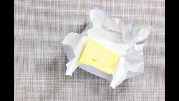 停止运动视频 切好的黄油被转移到丁香奶油盘 顶部视图 — 图库视频影像