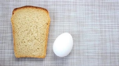 Hareket animasyonunu durdur. Kızarmış yumurta ve peynirli sandviç yapma süreci. Yemek tarifi. Yakın çekim, seçici çekim.