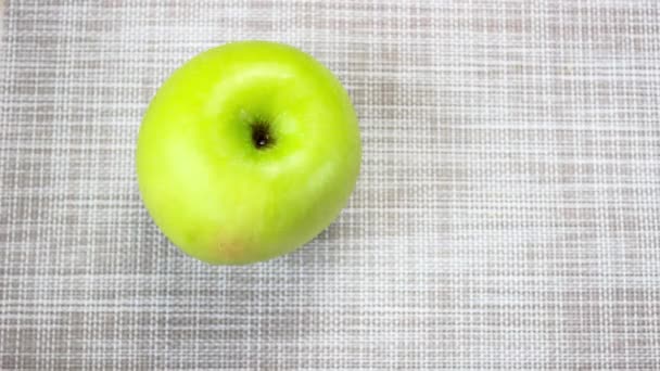 動くなよ 緑のリンゴがテーブルの上で回っている 食事と適切な栄養の概念 クローズアップ 選択的ショット — ストック動画