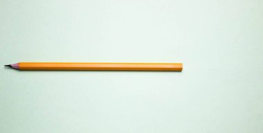 Hafif arka planda basit bir kalem, metin için boşluk. Üst Manzara. Yatay çerçeve.