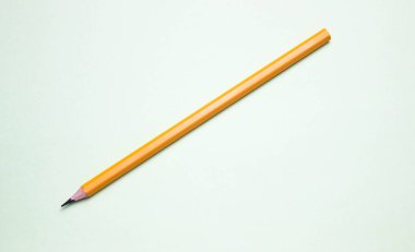 Hafif arka planda basit bir kalem, metin için boşluk. Üst görünüm.