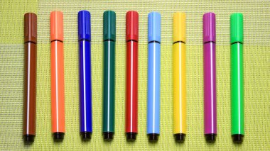 Açık yeşil bir yüzeyde birkaç renkli işaret var. Yakın çekim, seçici çekim