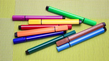 Açık yeşil bir yüzeyde birkaç renkli işaret var. Yakın çekim, seçici çekim