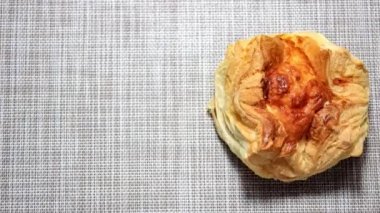 Hareket animasyonunu durdur. Masanın etrafında peynir taşıyan iki lezzetli khachapuri. Üst görünüm, seçici çekim.