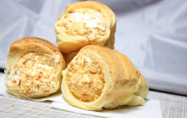 Protein kremli birkaç tüp. Yakın çekim, seçici çekim.