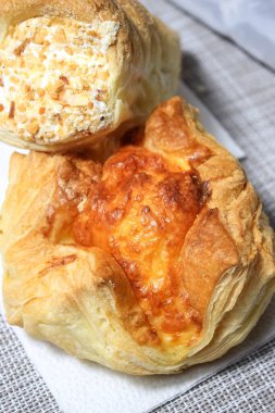 Farklı taze hamur işleri çörekler ve pastalar. Dikey çerçeve, seçici çekim.