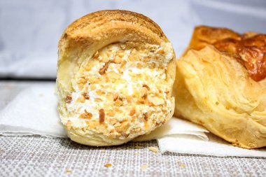 Farklı taze hamur işleri çörekler ve pastalar. seçici çekim.