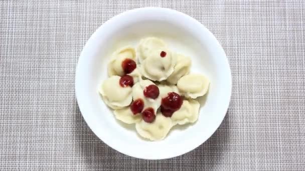 Pare Animação Movimento Comer Bolinhos Cozidos Com Ketchup Prato Branco — Vídeo de Stock