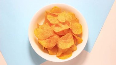 Hareket animasyonunu durdur. Tabaktaki patates cipslerinin sayısı gitgide azalıyor. Üst görünüm.