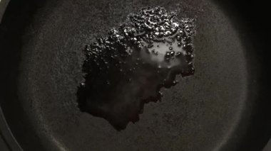 Hareket animasyonunu durdur. Kızartma tavasında tavuk yumurtası pişirme işlemi. Üst görünüm.