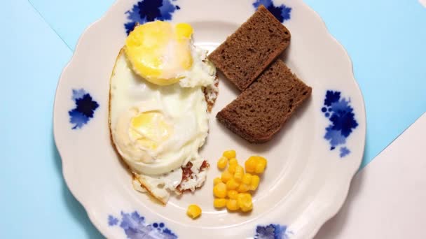 Σταματήστε Κινούμενο Σχέδιο Ένα Πιάτο Τηγανητό Αυγό Καλαμπόκι Και Ψωμί — Αρχείο Βίντεο