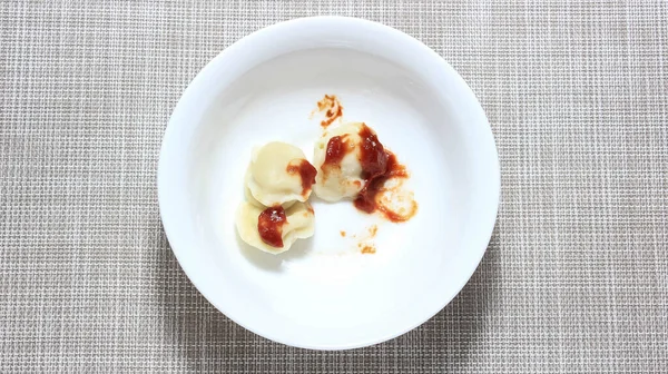 Några Halvätna Dumplings Med Ketchup Tallrik Ovanifrån — Stockfoto