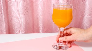 Meyve suyunun yavaş yavaş döküldüğü bir bardak. Üst görünüm.