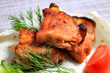 Sebzeli şiş şiş kebap ve sebze tabağı. Yakın çekim, seçici çekim.