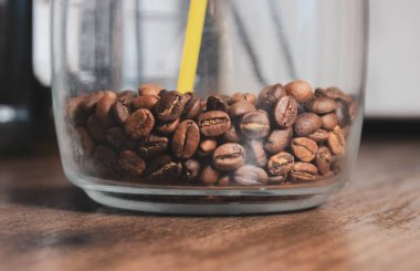 Kavanozda kavrulmuş kahve çekirdekleri. Bir kahve dükkanının iç dekorasyonu. Yakın çekim, seçici çekim.