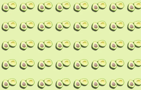 Ein Muster Aus Zwei Avocadohälften Mit Einem Schatten Auf Grünem — Stockfoto