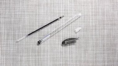 Hareket animasyonunu durdur. Tükenmez kalem alıp bükmek. Tükenmez kaleme bir çubuk yerleştiriliyor. Üst görünüm.