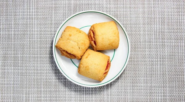 Ein Paar Mürbeteigkekse Mit Marmelade Auf Einer Untertasse Ansicht Von — Stockfoto