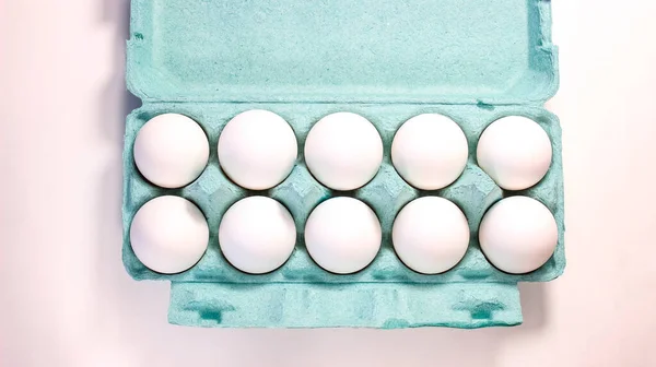 Экологически Чистая Картонная Упаковка Белыми Сырыми Яйцами Вид Сверху — стоковое фото