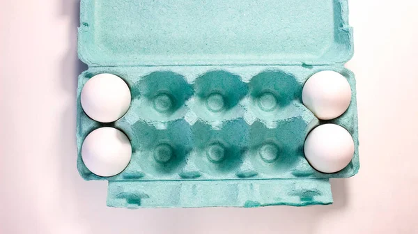 Картонная Неполная Эко Упаковка Белыми Сырыми Яйцами Вид Сверху — стоковое фото
