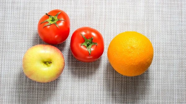 Tomates Inteiros Maçã Laranja Uma Superfície Leve Vista Superior — Fotografia de Stock