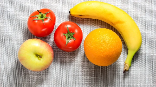 Tomates Inteiros Maçã Banana Laranja Uma Superfície Clara Vista Superior — Fotografia de Stock