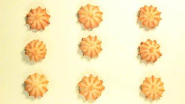 Sarı arka planda yuvarlak kurabiyeler. Üst görünüm.