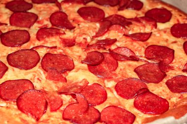 Dilimlenmiş lezzetli biberli pizza. Yakın plan. Lezzetli çerez. Seçici atış.