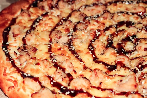 Heerlijke Pizza Gesneden Met Teriyaki Saus Close Een Heerlijke Snack — Stockfoto