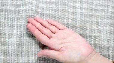 Hareket animasyonunu durdur. Olgun çilekler bir kadının elinde birer birer belirir. Üst görünüm.