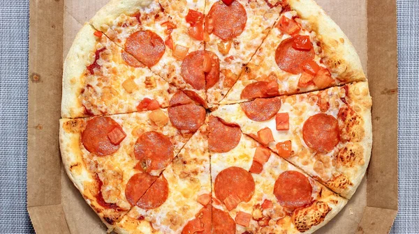 Würzige Pizza Einer Packung Stücke Geschnitten Ansicht Von Oben — Stockfoto