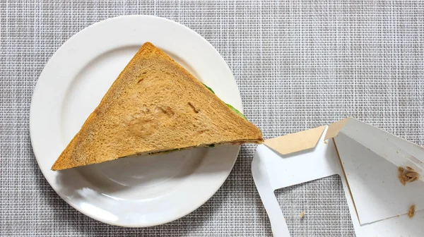 Das Sandwich Ist Dreieckig Wurde Aus Der Verpackung Genommen Und — Stockfoto
