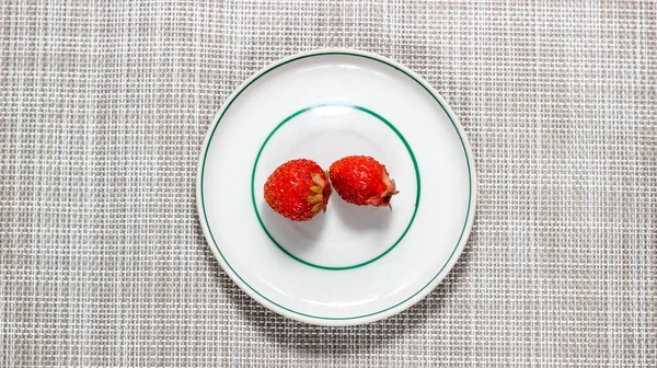 Olgun Çilek Beyaz Bir Çay Tabağında Lezzetli Sağlıklı Bir Tatlı — Stok fotoğraf