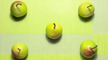 Hareket animasyonunu durdur. Taze armutlar masadan tabağa taşınır. Üst görünüm.