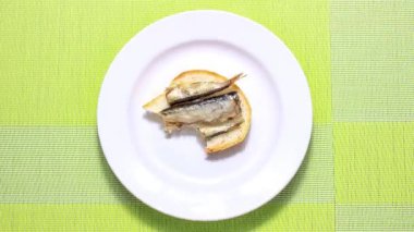 Hareket animasyonunu durdur. Sivri dişli bir sandviçin yavaş yavaş ısırılması. Üst görünüm.