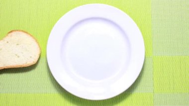 Hareket animasyonunu durdur. Beyaz ekmekli bir sandviçin hazırlanması. Üst görünüm.